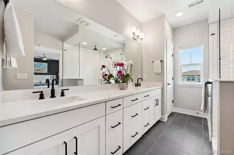 Bath - 20998 E 60th Pl, Aurora, CO 80019 photo 3 of 4