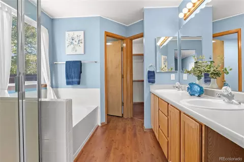 Bath - 19071 E Chenango Cir, Aurora, CO 80015 photo 2 of 5