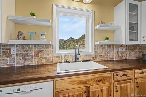Kitchen - 38 Navajo Ct, Lyons, CO 80540 photo 3 of 5
