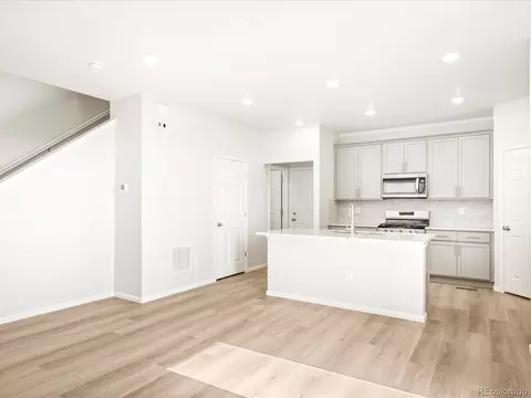 747 N Tempe St, Aurora, CO 80018 photo 4