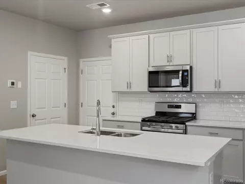 22261 E 7th Pl, Aurora, CO 80018 photo 5