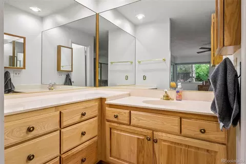 Bath - 12552 E Bates Cir, Aurora, CO 80014 photo 2 of 3