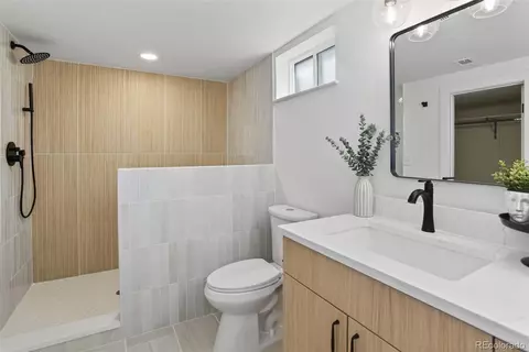 Bath - 3724 E Nielsen Ln, Denver, CO 80210 photo 2 of 3