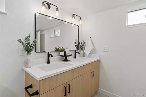Bath - 3724 E Nielsen Ln, Denver, CO 80210 photo 3 of 3
