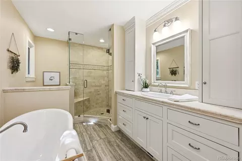 Bath - 3056 E Hinsdale Ave, Centennial, CO 80122 photo 4 of 5
