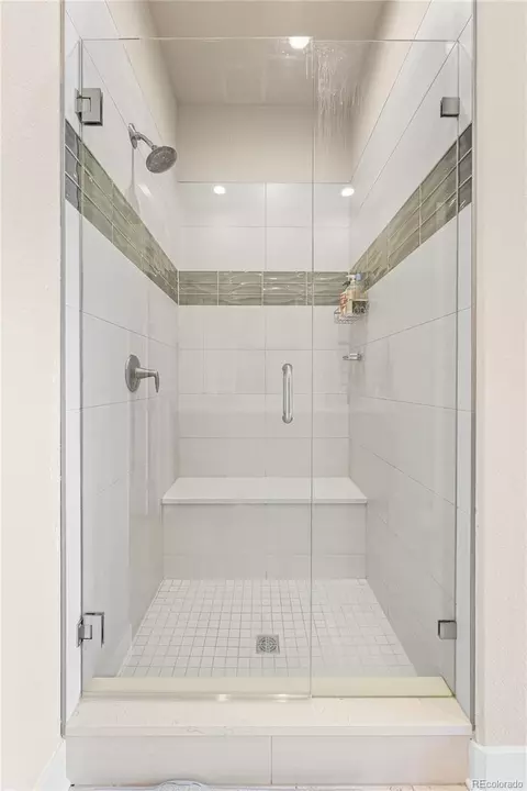 Bath - 21996 E Allenspark Pl, Aurora, CO 80016 photo 2 of 4