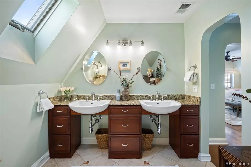 Bath - 956 S Elizabeth St, Denver, CO 80209 photo 3 of 8