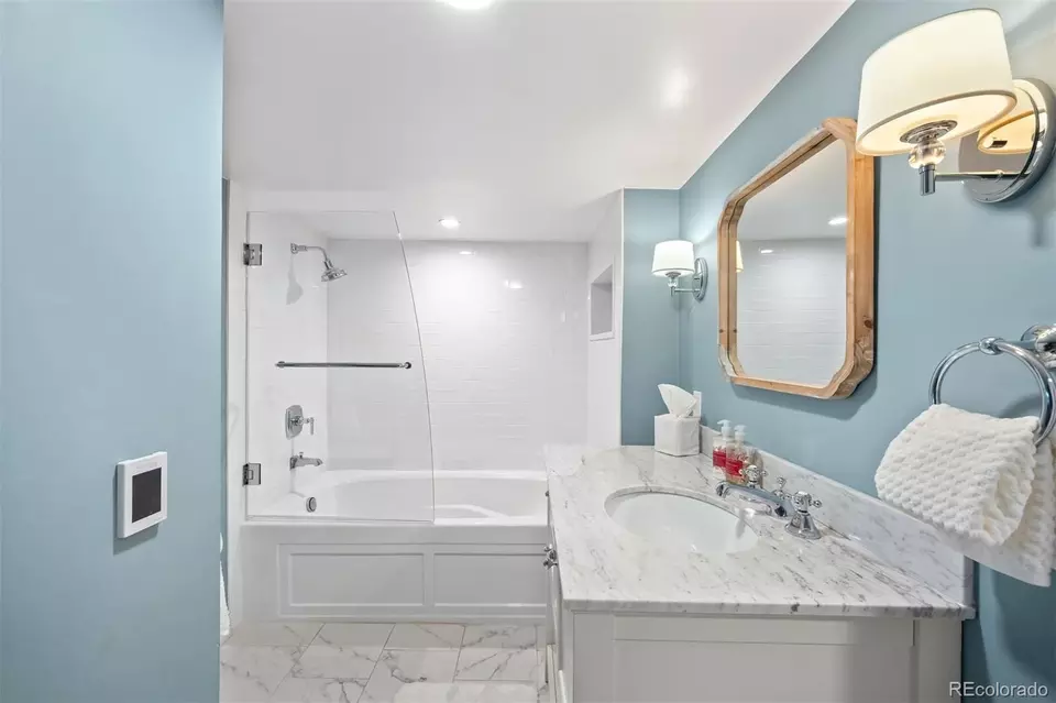 Bath - 956 S Elizabeth St, Denver, CO 80209 photo 7 of 8