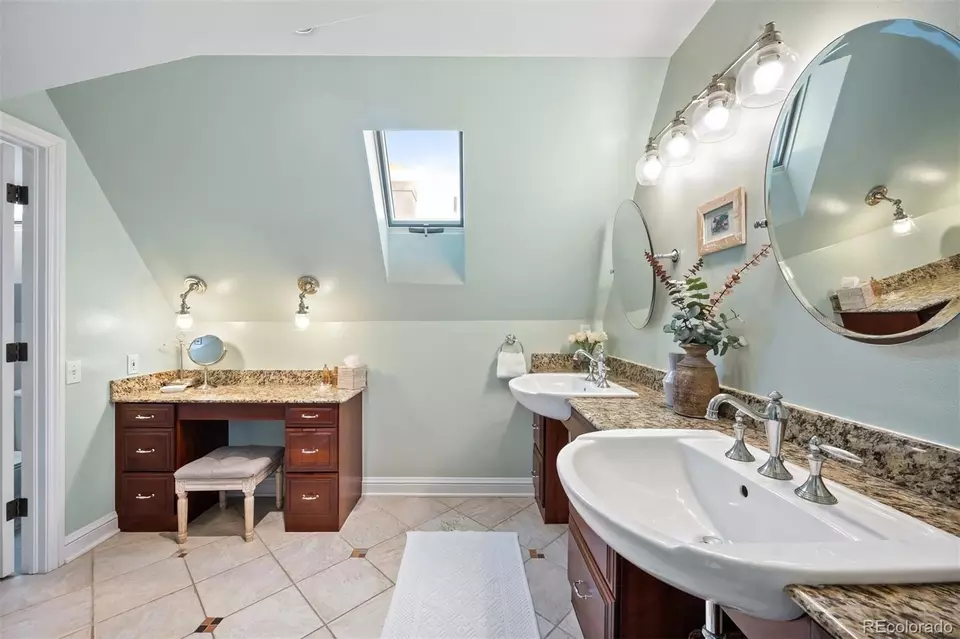 Bath - 956 S Elizabeth St, Denver, CO 80209 photo 4 of 8