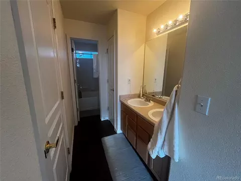 Bath - 16901 E Warren Pl #B, Aurora, CO 80013 photo 2 of 3