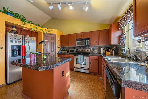 Kitchen - 22894 E Progress Ave, Aurora, CO 80015 photo 3 of 4
