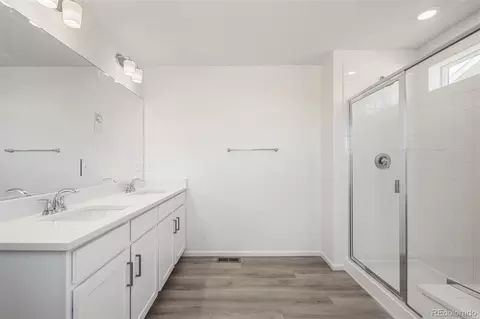 Bath - 47399 Magnolia Ave, Bennett, CO 80102 photo 2 of 3