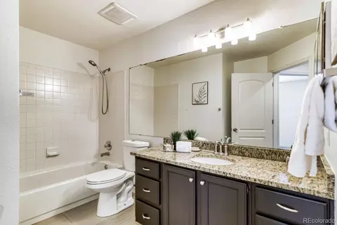 Bath - 19091 E Chenango Cir, Aurora, CO 80015 photo 2 of 6