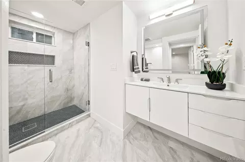 Bath - 4860 E Harvard Ln, Denver, CO 80222 photo 5 of 7