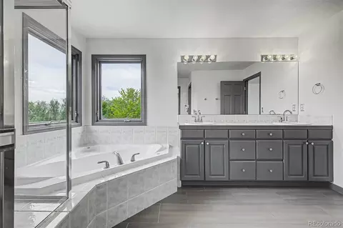 Bath - 4624 S Hampton Cir, Boulder, CO 80301 photo 4 of 5