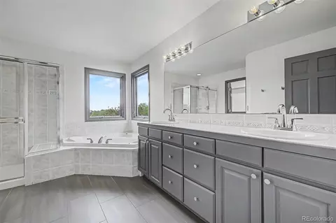 Bath - 4624 S Hampton Cir, Boulder, CO 80301 photo 2 of 5
