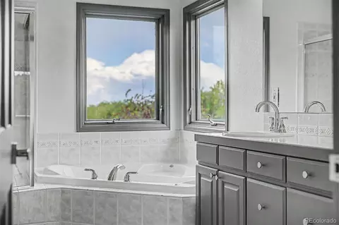 Bath - 4624 S Hampton Cir, Boulder, CO 80301 photo 3 of 5