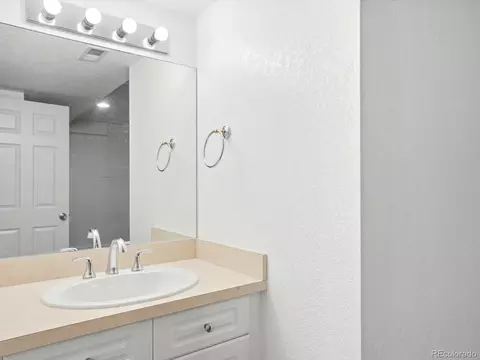 Bath - 14044 E Temple Dr, Aurora, CO 80015 photo 10 of 11