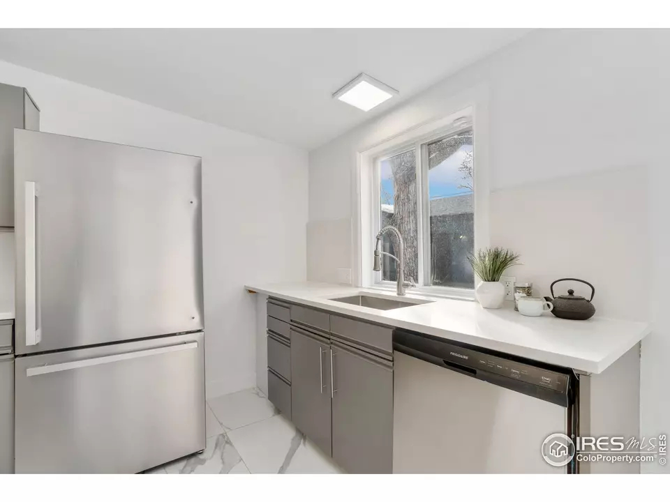 Kitchen - 2749 S Glencoe St, Denver, CO 80222 photo 4 of 6