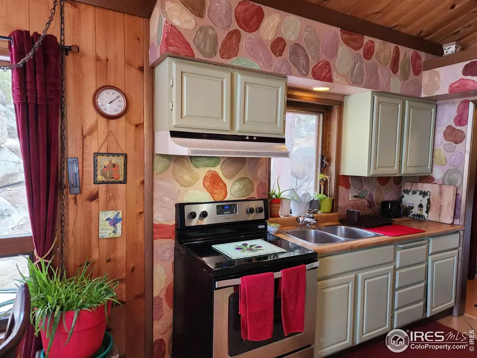 Kitchen - 88 Pinyon Trl, Estes Park, CO 80517 photo 2 of 3
