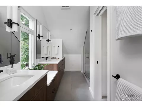 Bath - 934 Spruce St, Boulder, CO 80302 photo 2 of 5