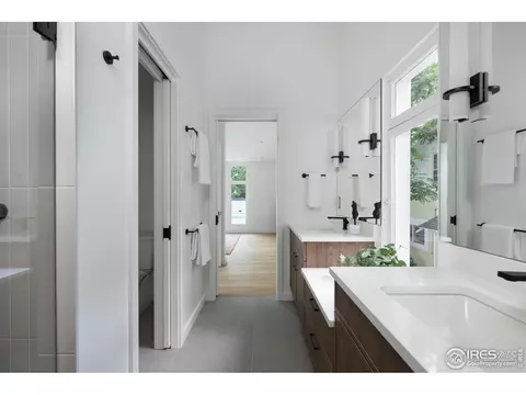 Bath - 934 Spruce St, Boulder, CO 80302 photo 4 of 5