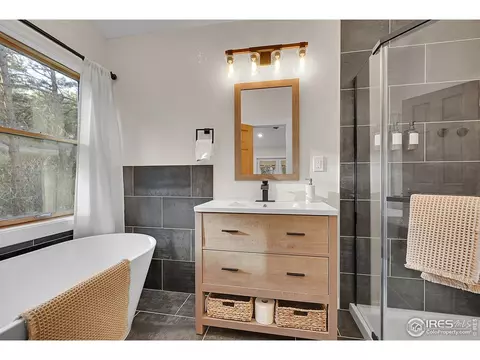 Bath - 342 Brook Cir, Boulder, CO 80302 photo 3 of 4