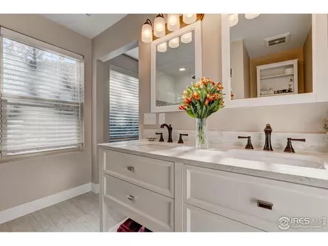Bath - 972 Aspen Dr, Lyons, CO 80540 photo 2 of 5