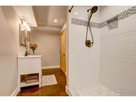 Bath - 972 Aspen Dr, Lyons, CO 80540 photo 5 of 5