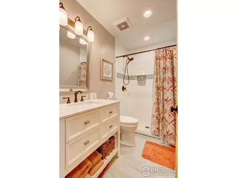 Bath - 972 Aspen Dr, Lyons, CO 80540 photo 4 of 5
