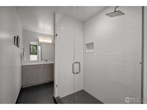 Bath - 2718 Pine St #301, Boulder, CO 80302 photo 2 of 5