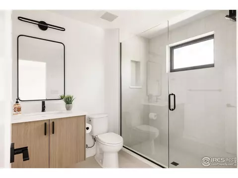 Bath - 2595 Glenwood Dr, Boulder, CO 80304 photo 8 of 10