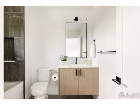 Bath - 2595 Glenwood Dr, Boulder, CO 80304 photo 6 of 10