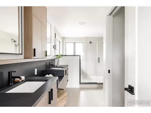 Bath - 2595 Glenwood Dr, Boulder, CO 80304 photo 2 of 10