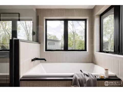 Bath - 2595 Glenwood Dr, Boulder, CO 80304 photo 4 of 10