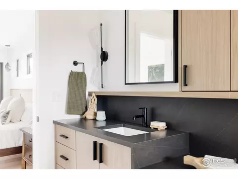 Bath - 2595 Glenwood Dr, Boulder, CO 80304 photo 5 of 10
