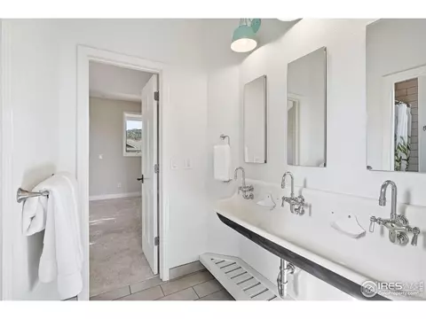 Bath - 4840 6th St, Boulder, CO 80304 photo 4 of 6