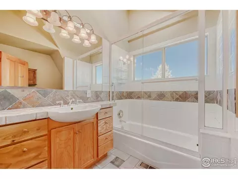 Bath - 964 Grant Pl, Boulder, CO 80302 photo 1 of 1