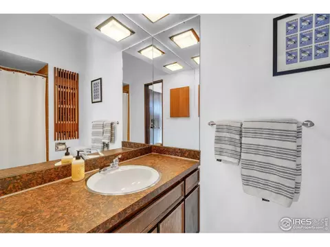 Bath - 1690 Wilson Ct, Boulder, CO 80304 photo 3 of 4