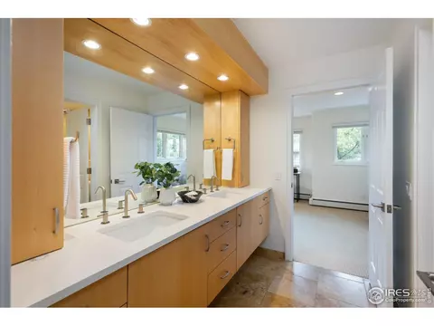 Bath - 2585 Kohler Dr, Boulder, CO 80305 photo 1 of 4