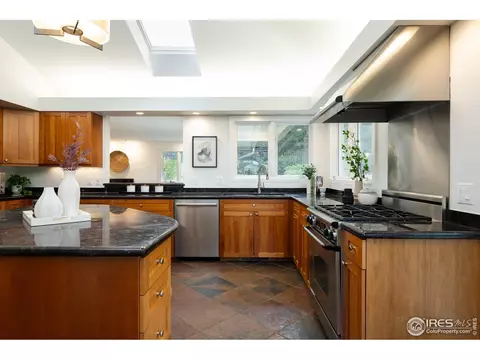 Kitchen - 2585 Kohler Dr, Boulder, CO 80305 photo 3 of 5