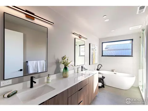 Bath - 2586 3rd St, Boulder, CO 80304 photo 1 of 8