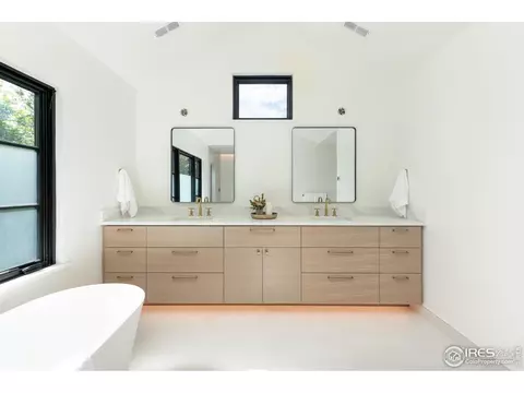 Bath - 640 Iris Ave, Boulder, CO 80304 photo 2 of 6