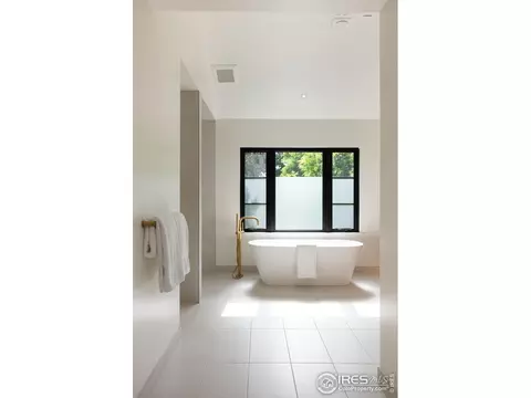 Bath - 640 Iris Ave, Boulder, CO 80304 photo 3 of 6