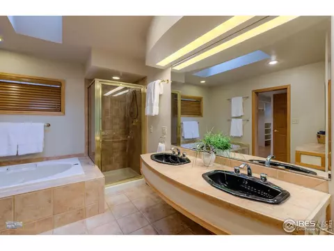Bath - 335 Pine Tree Ln, Boulder, CO 80304 photo 2 of 4