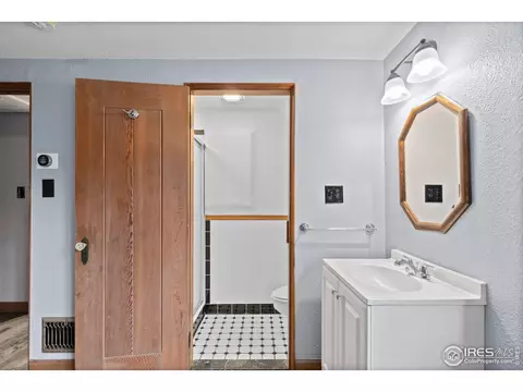 Bath - 911 Lincoln Pl, Boulder, CO 80302 photo 2 of 2