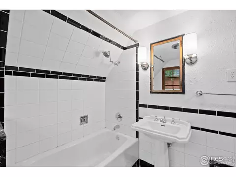 Bath - 911 Lincoln Pl, Boulder, CO 80302 photo 1 of 2