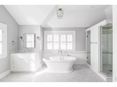 Bath - 521 Hawthorn Ave, Boulder, CO 80304 photo 1 of 3
