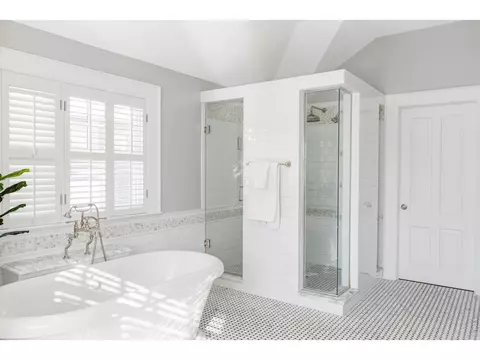 Bath - 521 Hawthorn Ave, Boulder, CO 80304 photo 2 of 3