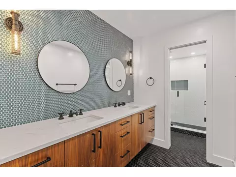 Bath - 865 Kalmia Ave, Boulder, CO 80304 photo 7 of 7